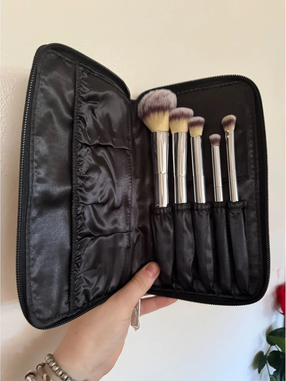 IT Ultra brush 5 piece set black travel bag included new